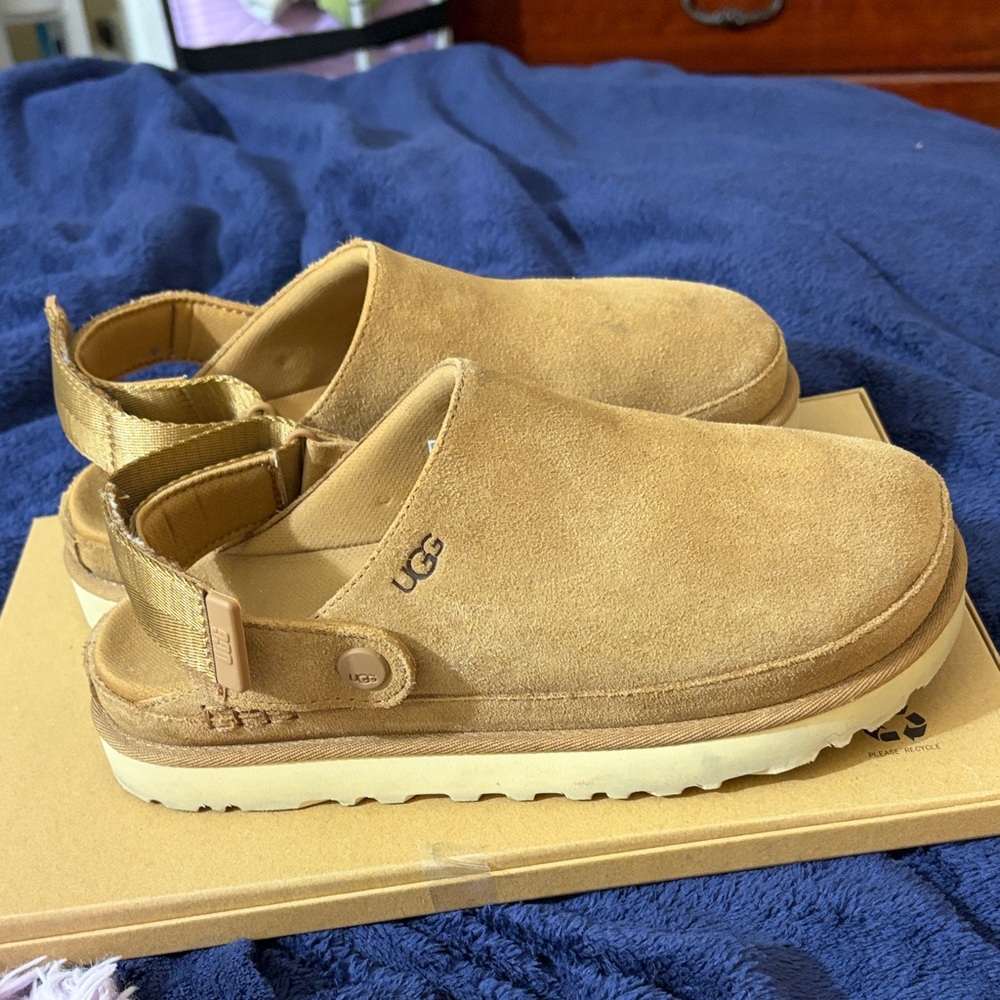 UGG Goldenstar Clog Chestnut Suede women’s Slip-Ons